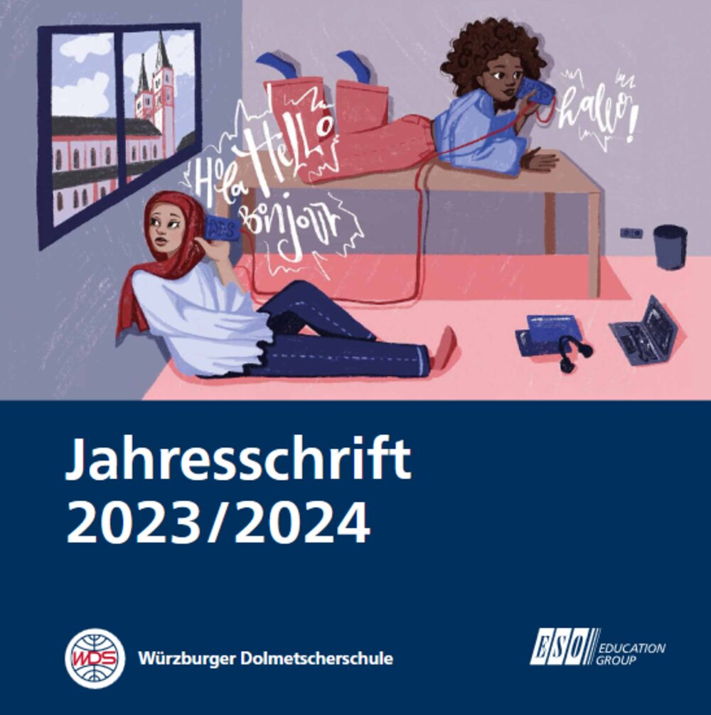 Illustration des Jahresberichts 2023/2024 der Würzburger Dolmetscherschule. Das Bild zeigt zwei Personen, die sich in einem Raum mit einem großen Fenster befinden, durch das ein historisches Gebäude zu sehen ist. Eine Person sitzt auf dem Boden und hält einen Becher wie ein Telefon ans Ohr. Die andere Person liegt auf einem Bett und hält ebenfalls einen Becher ans Ohr. Die Becher sind durch eine Schnur miteinander verbunden. Das fingierte Telefonat in verschiedenen Sprachen wird durch Aufschriften wie "Hola Hello Hallo Bonjour" sowie "Hallo!" illustriert. Im unteren Teil des Bildes sind die Logos der Würzburger Dolmetscherschule und der ESO Education Group abgebildet.