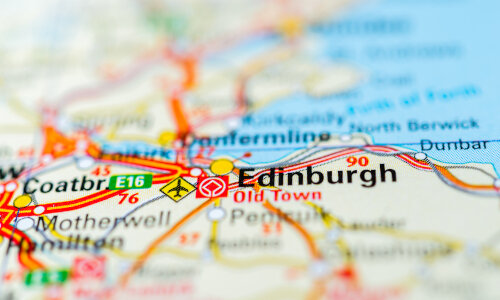 Edinburgh Die Landkarte zeigt in ihrer Mitte die schottische Stadt Edinburgh, die Städte, Straßen und Gebiete außenherum sind nur unscharf erkennbar.